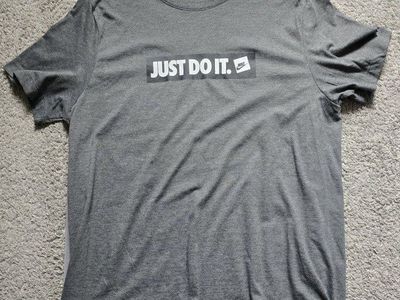 (USED) Nike Mens Tee (Large)