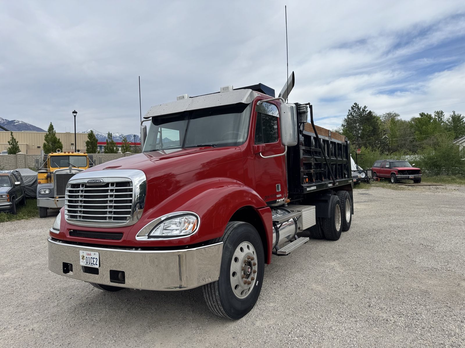2007 Freightliner Columbia 120 Dump Truck - CAT C13 450HP, 10-Speed Manual, 15ft Bed