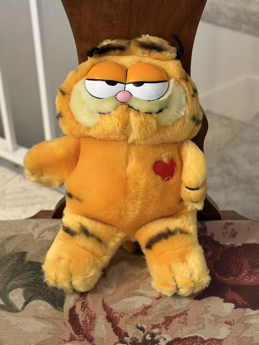 Vintage Garfield Stuffed Animal Plush Toy with Red Heart