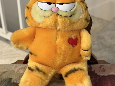 Vintage Garfield Stuffed Animal Plush Toy with Red Heart