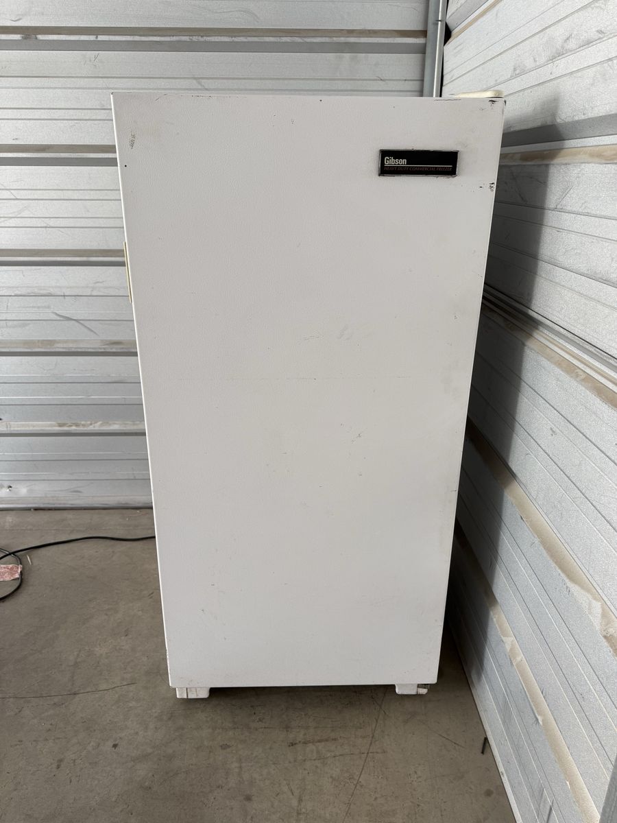 Gibson White Single Door Compact Refrigerator/Freezer - 49" Tall - Good Condition