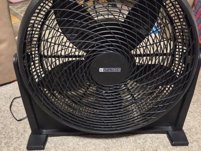 Utilitech 20-in High Velocity Indoor Floor Fan Black Air Circulator Fan, Like New