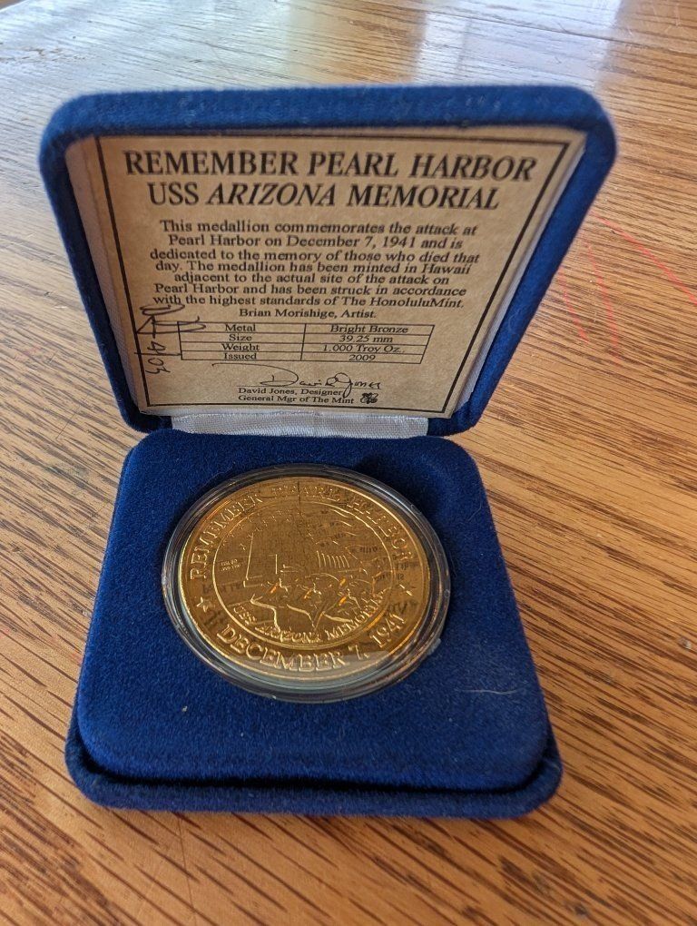 Excellent Condition Remember Pearl Harbor Medalion