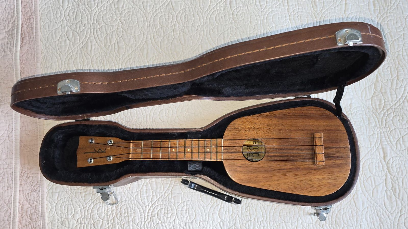 Kamaka Pineapple Ukulele - Vintage Gold Label
