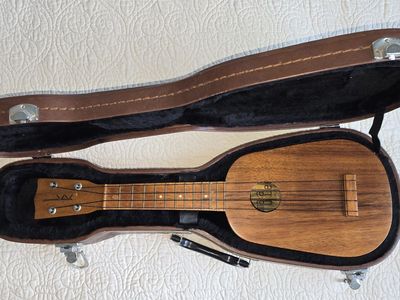 Kamaka Pineapple Ukulele - Vintage Gold Label
