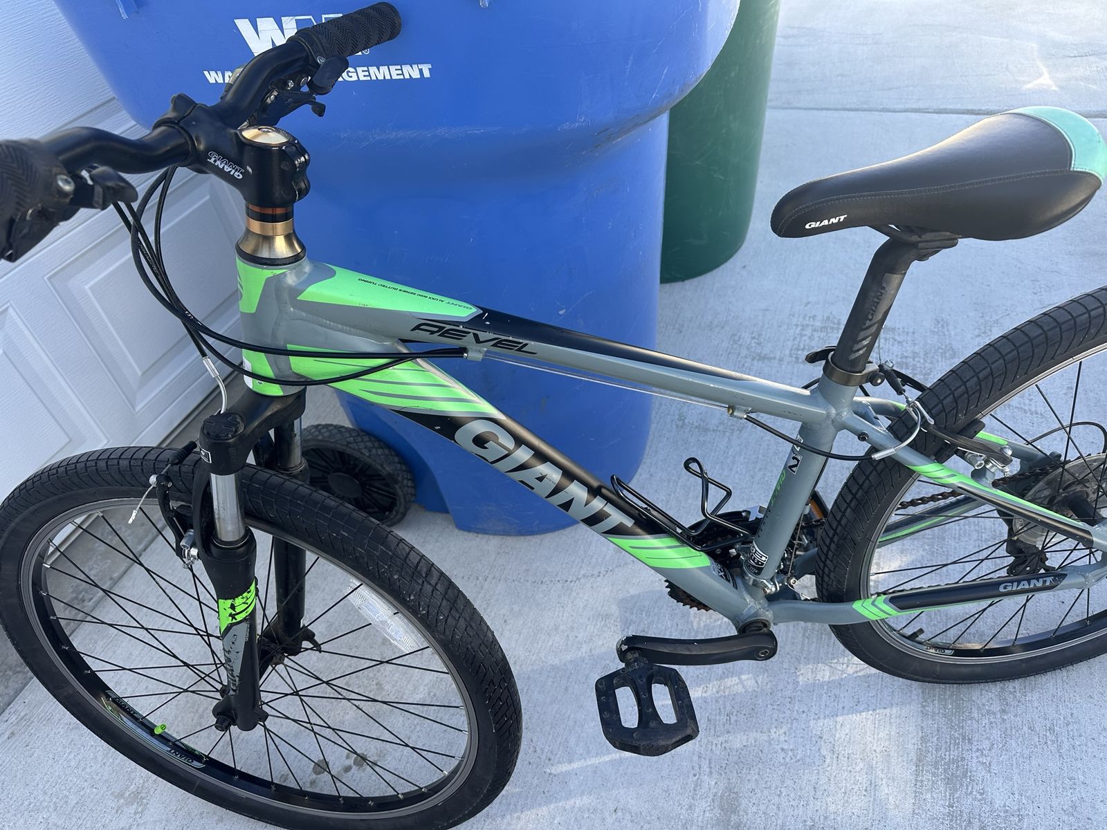 Giant revel 2 bucks bike