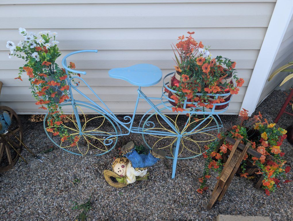 bicycle planter like new located in Roy