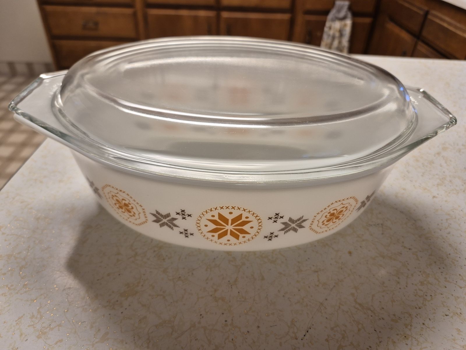 Vintage 2.5 quart Pyrex casserole dish
