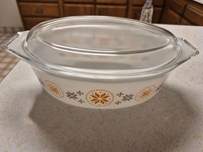 Vintage 2.5 quart Pyrex casserole dish