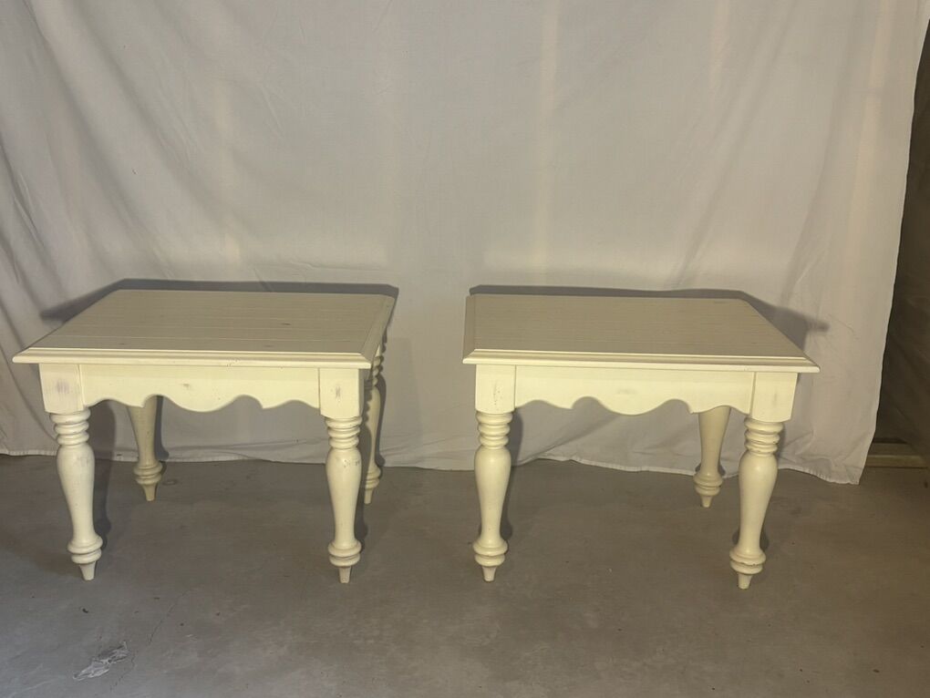 Set of 2 Vintage-Style End Tables – Solid Wood