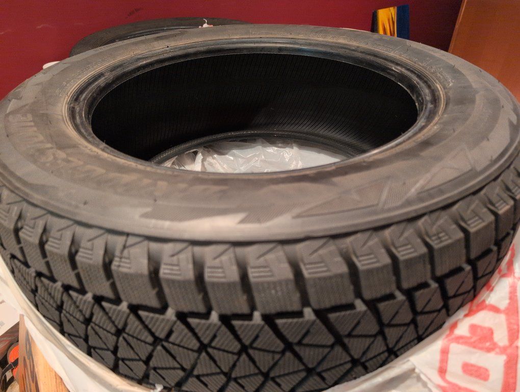 Bridgestone Blizzak DM-V2 Winter Tires – Set of 4 – 235/60R18