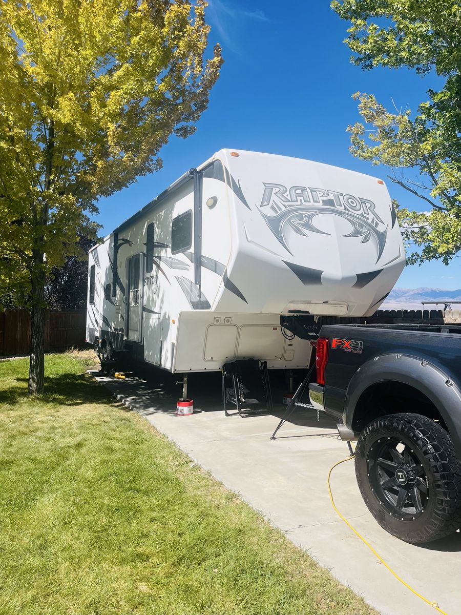 Fifth wheel Toy hauler 