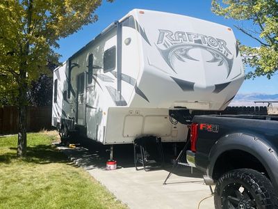 Fifth wheel Toy hauler
