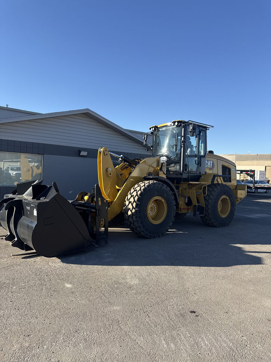 Cat 930 Loader for rent. 4wd Loader. 4+ yard bucket