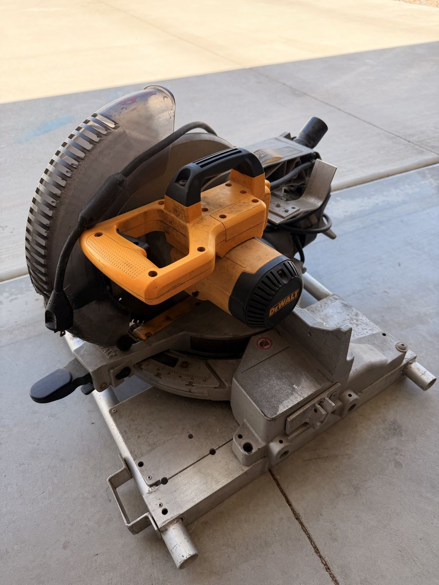 DEWALT DW715 12" Compound Miter Saw, 15A Corded, Dual-Insulated
