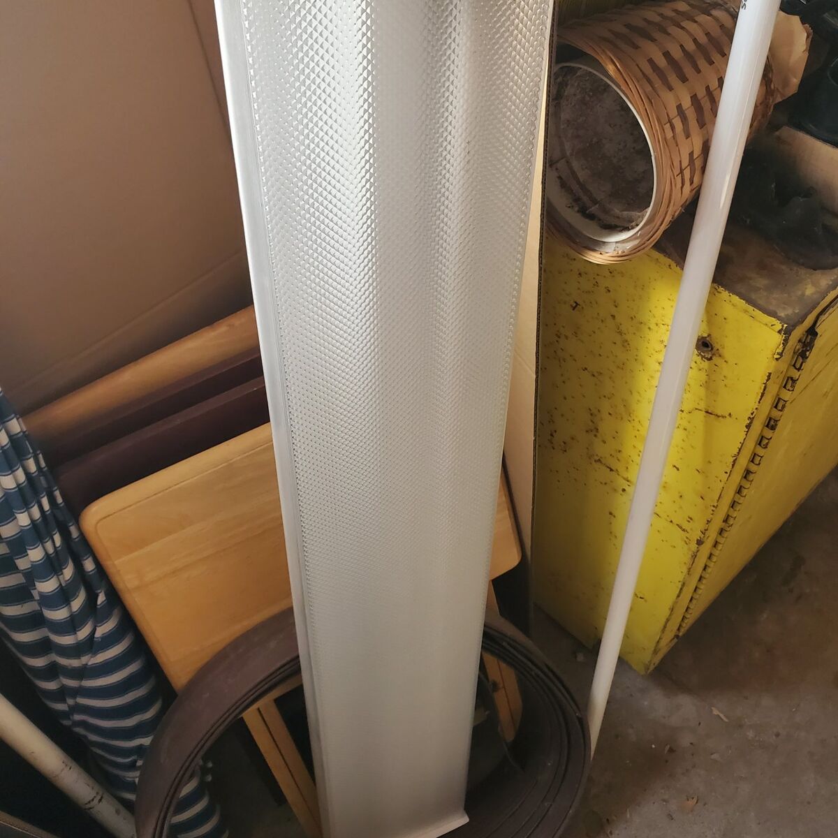 Fluorescent 4 foot T8 light fixture