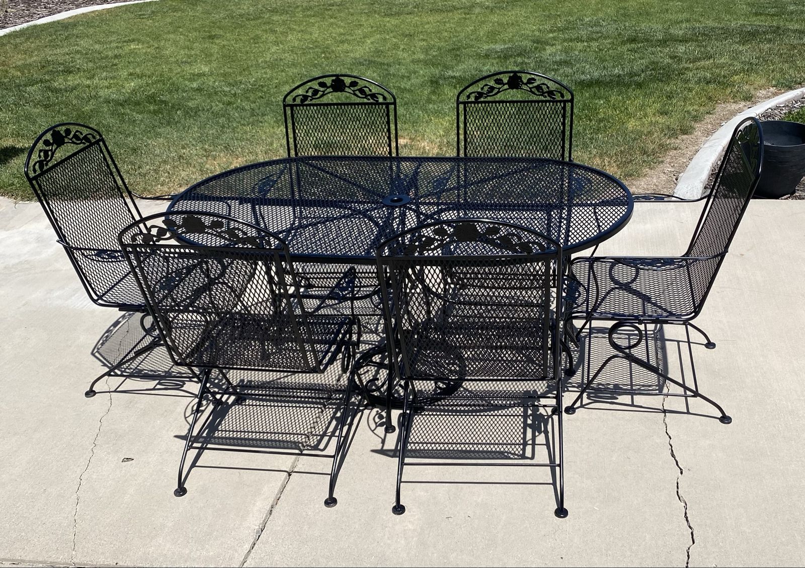 Woodard Outdoor Patio Dining Set  Table, 6 Spring Rocking Chairs & Umbrella Stand