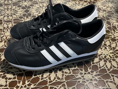 Tenis Shoes For men’s size 10 Adidas