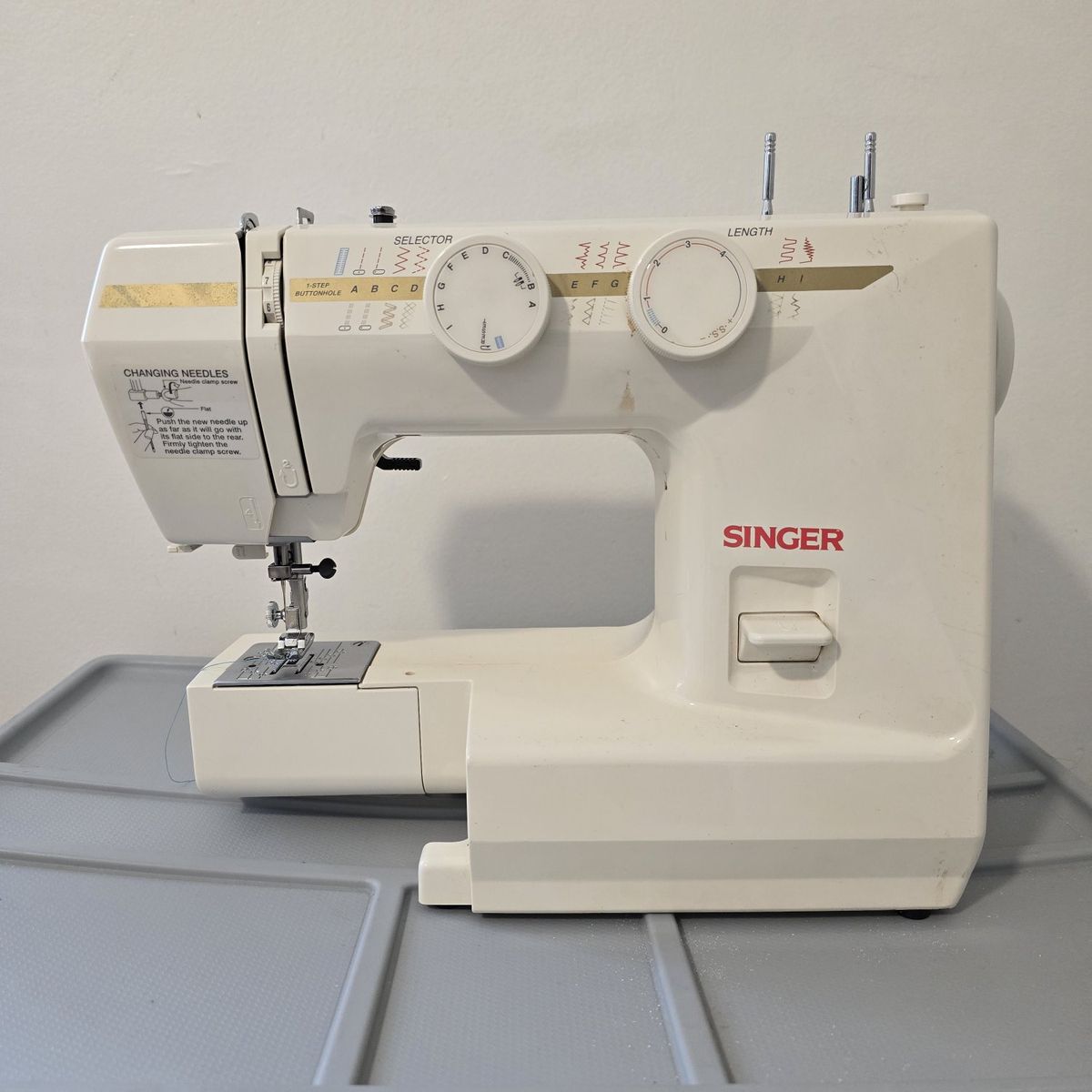 Singer Sewing Machine w/ Pedal, Case & Accessories – Works Great