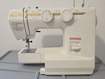 Singer Sewing Machine w/ Pedal, Case & Accessories – Works Great