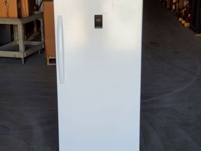 INSIGNIA Convertible Upright Freezer Energy Star 13.8 Cu. Ft. 28"wx30"dx62"t NS-UZ14WH0 (Like New)