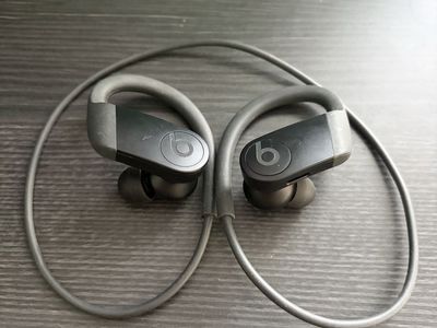 Beats Powerbeats2 Wireless Bluetooth Earbuds – Black/Gray