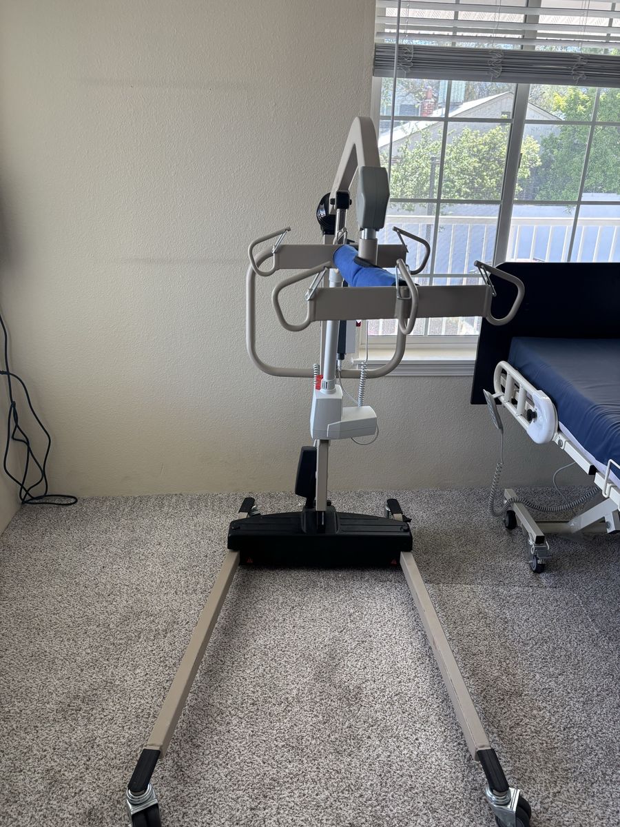 Hoyer lift with 3 slings. Newer