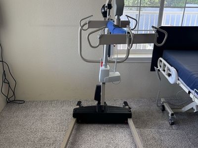 Hoyer lift with 3 slings. Newer