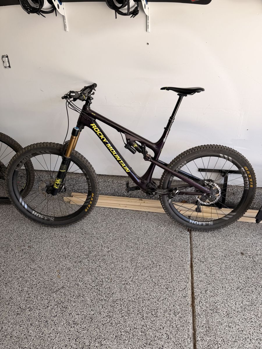 Rocky mountain Altitude 790MSL rally edition Carbon wheels Chris king hubs