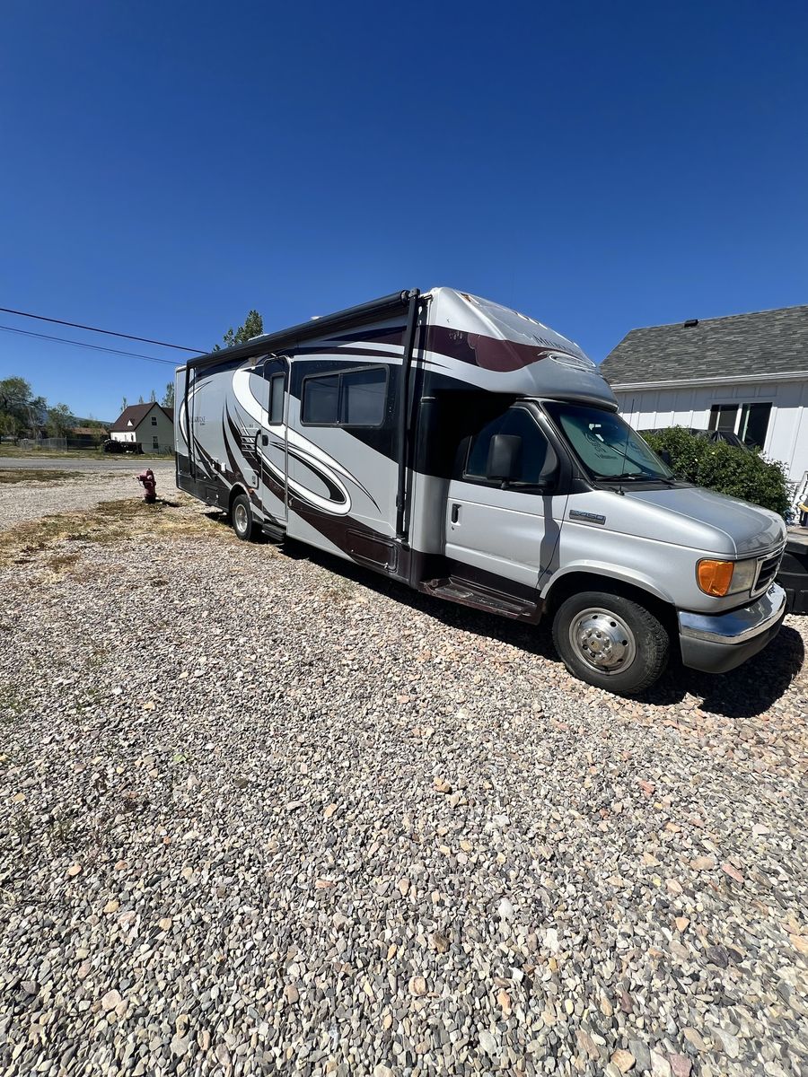 2007 Ford E-450 and Econoline 450 