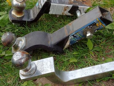 3 trailer hitch connections and balls