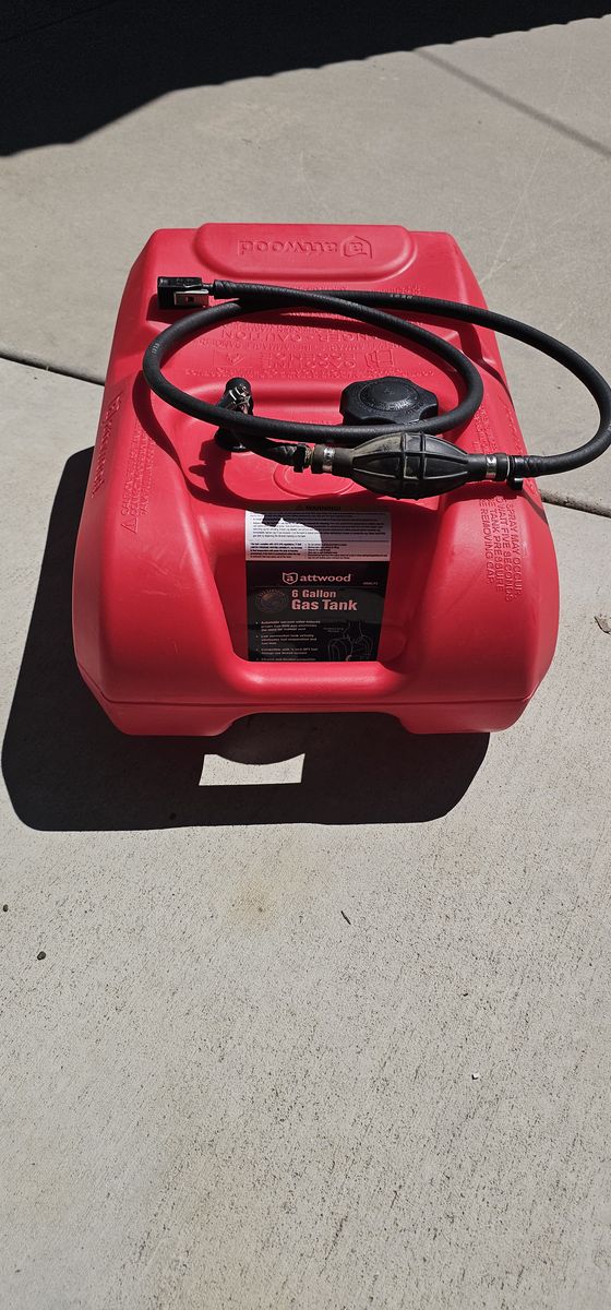 Attwood 6 gallon outboard motor gas tank