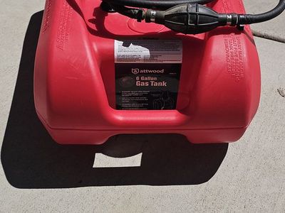Attwood 6 gallon outboard motor gas tank