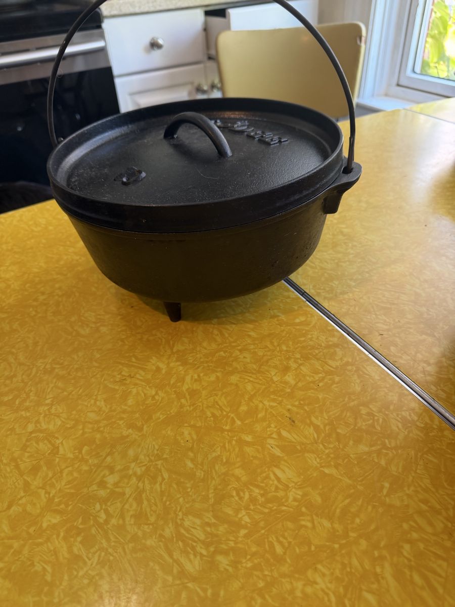 Lodge 10-Inch Cast Iron Camp Dutch Oven with Lid and Legs 5Qt