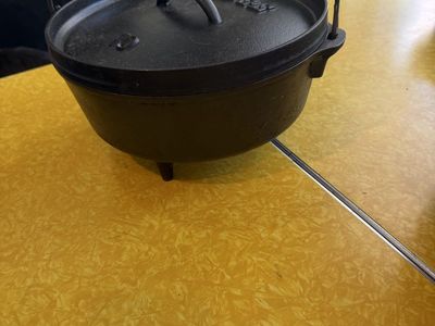 Lodge 10-Inch Cast Iron Camp Dutch Oven with Lid and Legs 5Qt