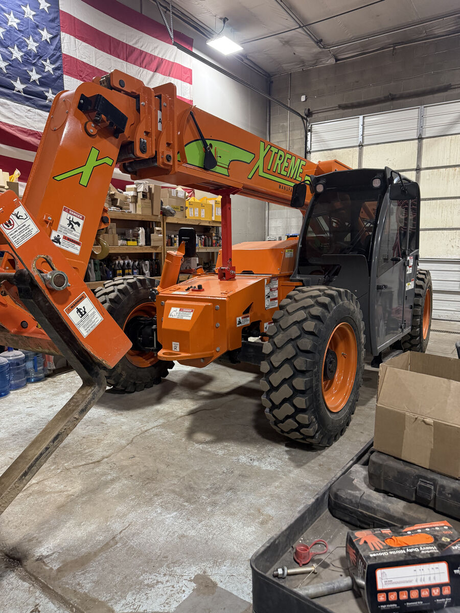 Telehandler forklift for rent. 8K capacity. Extreme 8043
