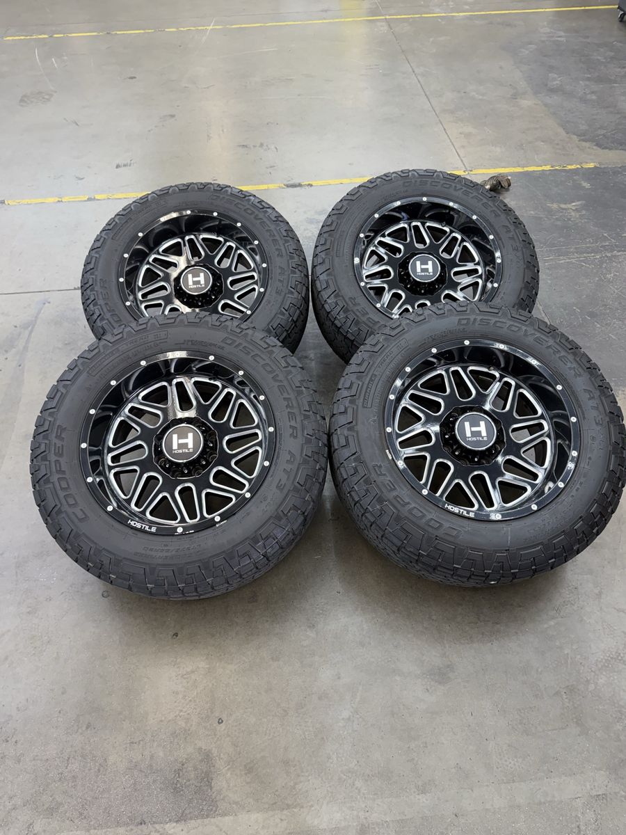LIKE NEW 20x9 hostile sprokets/ 275/65/20 coopers 8x6.5