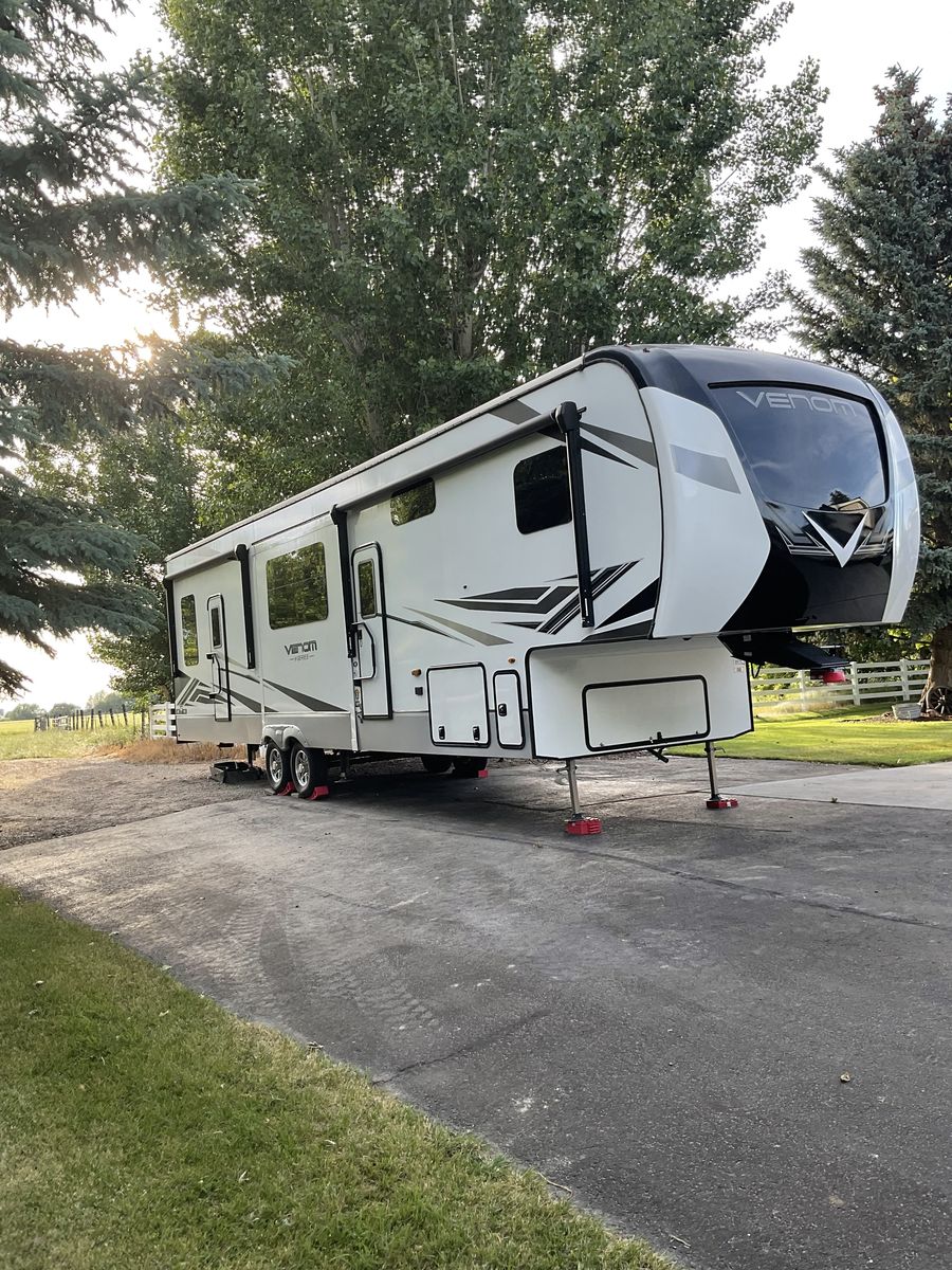 2023 VENOM 5th WHEEL TOY HAULER 41ft