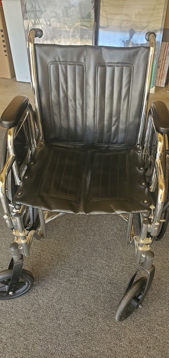 Drive Medical Cruiser III Lightweight Wheelchair - 18" Seat, Chrome Frame, Black