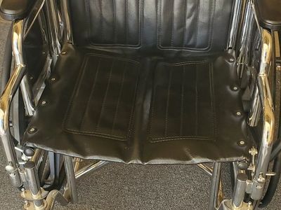 Drive Medical Cruiser III Lightweight Wheelchair - 18" Seat, Chrome Frame, Black