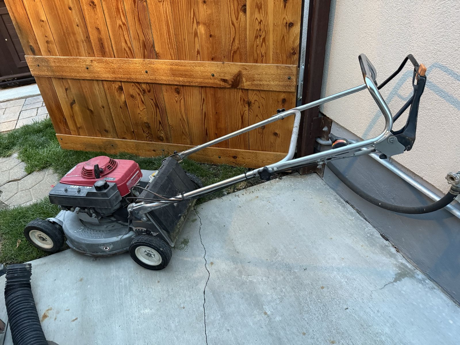Honda HR216 self propelled lawnmower it runs and starts great but does blow smoke. Very powerful 