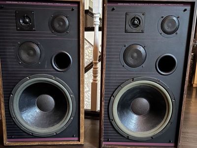 American Acoustics D5550. 4 way speakers