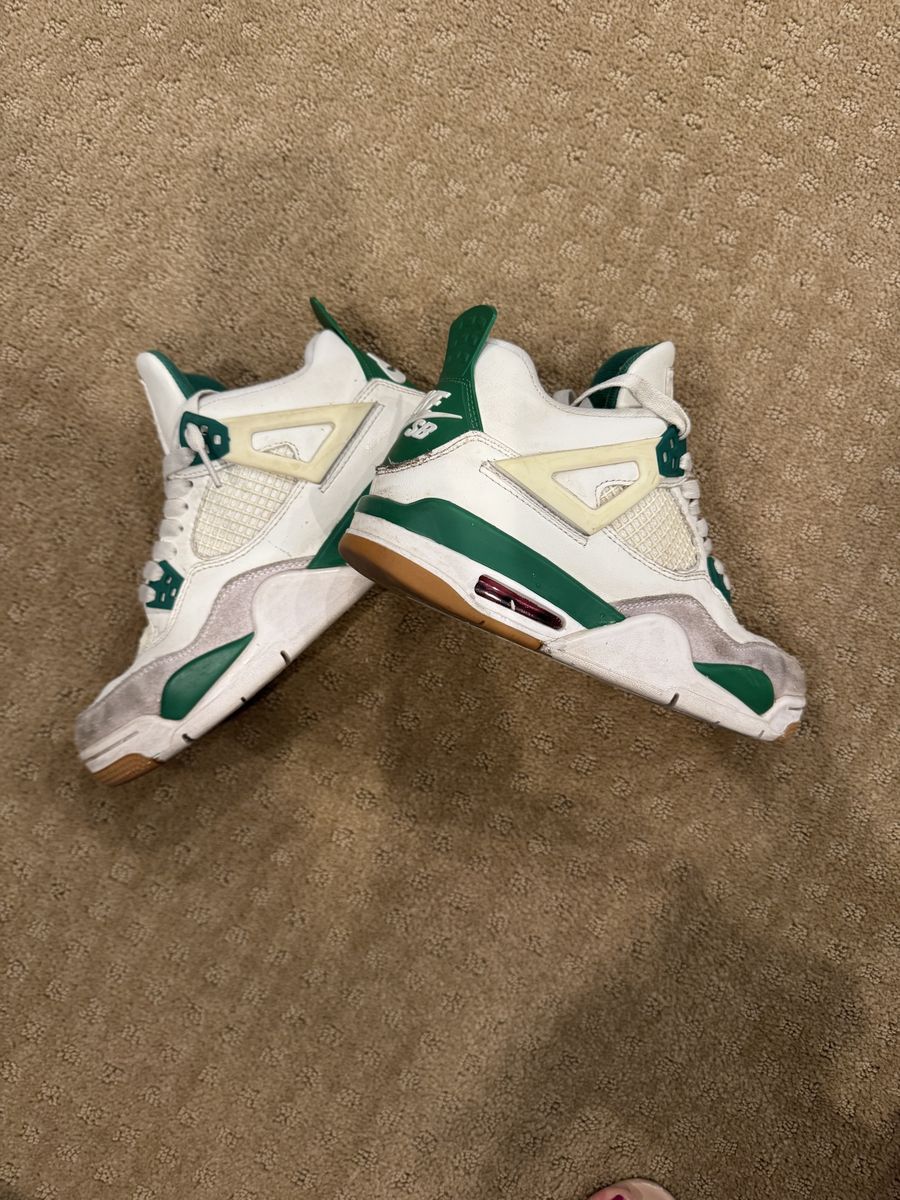 Air Jordan 4 Retro SB "Pine Green"