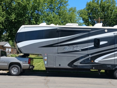 2013 Keystone Montana Big Sky Series M-3900 – Luxury Fifth Wheel, Excellent Condition!
