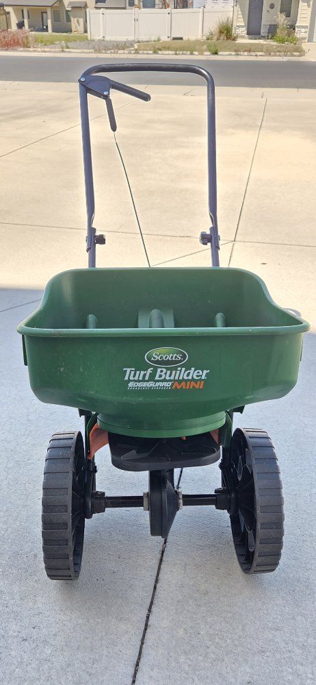 Scott's seed spreader with edge guard mini