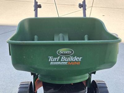 Scott's seed spreader with edge guard mini