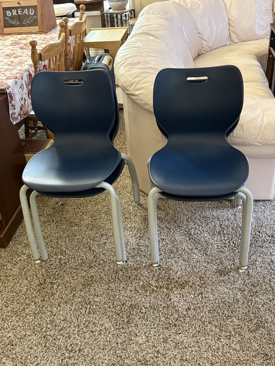 4 Hon stacking chairs, very nice