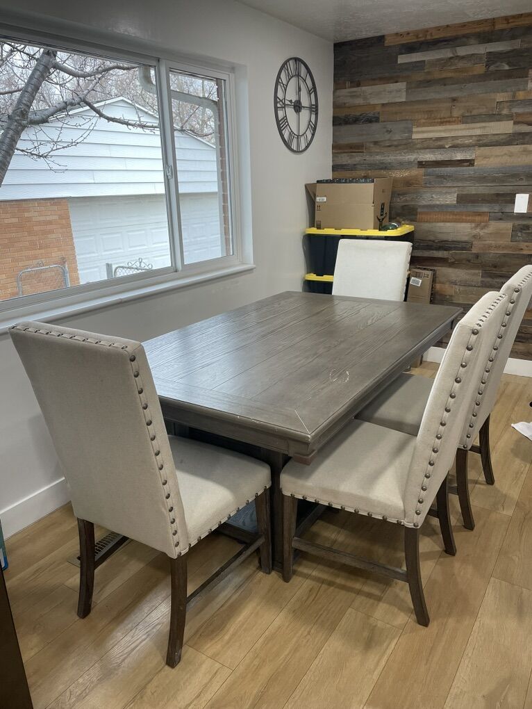 RC Willey Table & Chairs