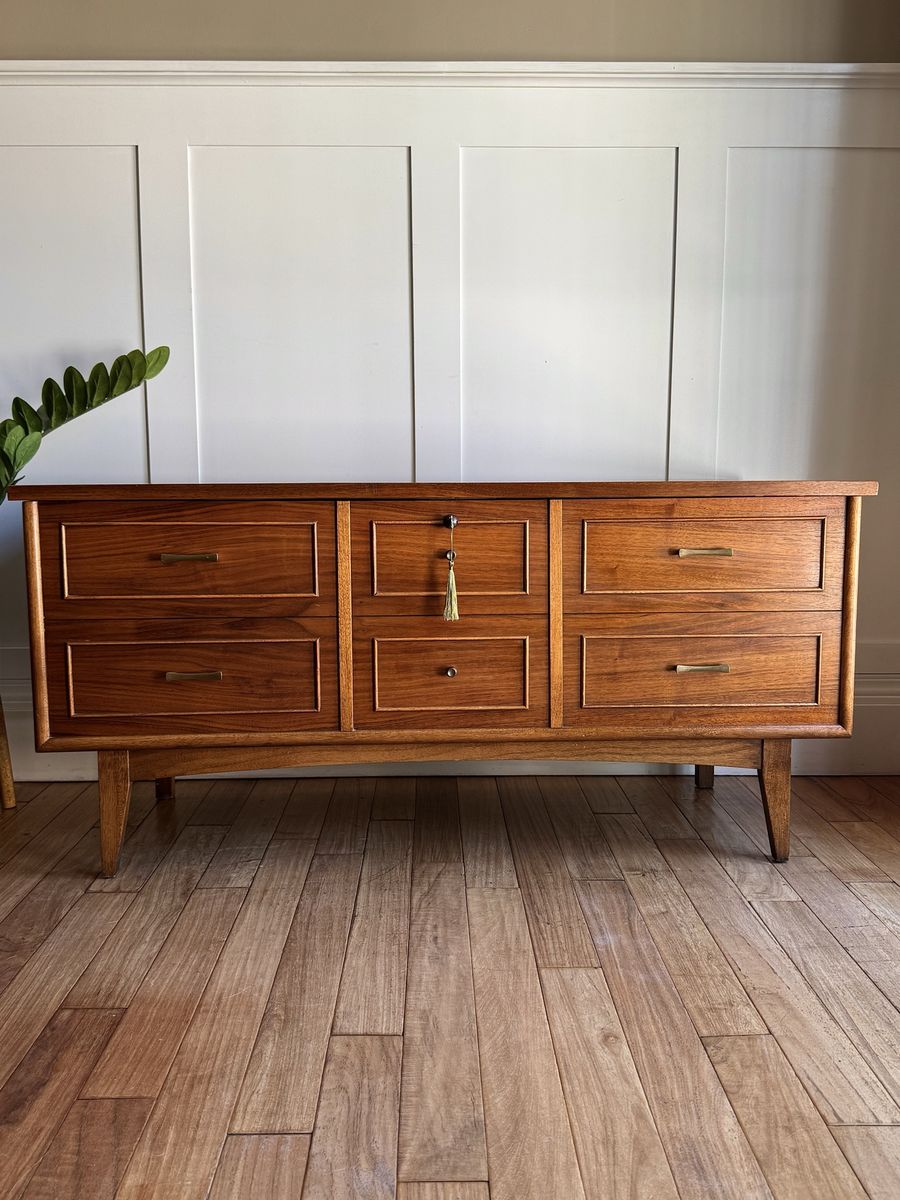 Vintage Lane Cedar Chest - Mid Century Modern Hope Chest - With key