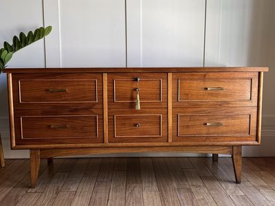 Vintage Lane Cedar Chest - Mid Century Modern Hope Chest - With key